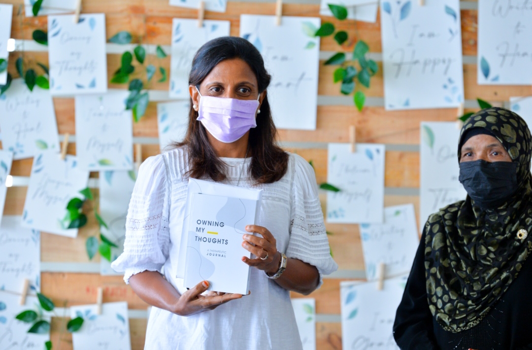 ތެރަޕިއުޓިކް ބޭނުމަށް ޖަރނަލް ލިޔުމަކީ ގިނަ ފައިދާތަކެއް އޮތްކަމެއް: ފަޒްނާ