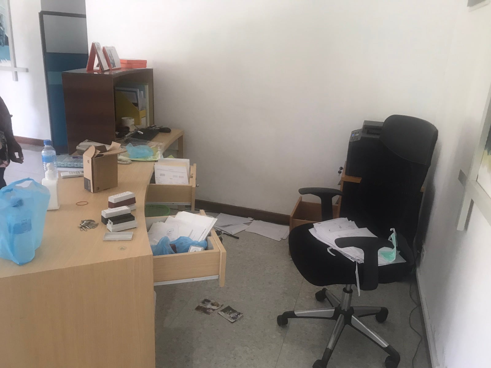 އައްޑޫގައި ހުންނަ އެޗްއާރުސީއެމް އޮފީސް ފަޅާލައި، ސާމާނުތަކެއް ވަގަށް ގެންގޮސްފި