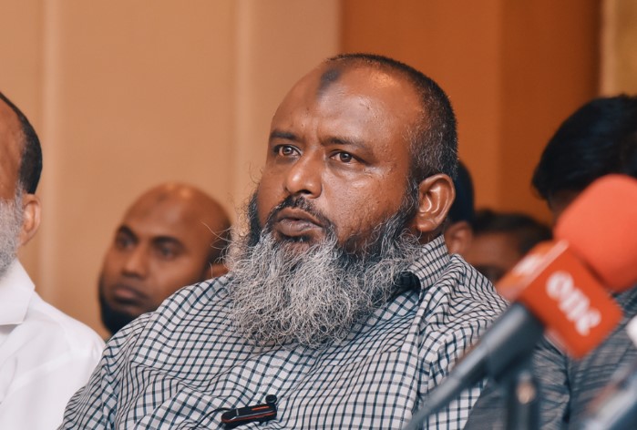 ޢިޔާޒު ވިދާޅުވަނީ ސަފީރެއްގެ އިމްތިޔާޒަށް އަރައިގަނެގެން ހައްޔަރުކުރި ދެ އަންހެނުންނާ ސުވާލެއްވެސް ކޮށްނުލާ ކަމަށް