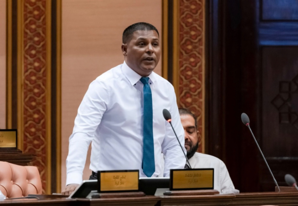 އެއްވުމެއް ބާއްވަން އުޅޭ ކޮންމެ ފަހަރަކު ވެރިންގެ ފަޔަށް ހިނިއަރައިގެން ޑިފެންސަށް ކުޅެންޖެހޭ ސަބަބެއް ނުވިސްނޭ: އައްބާސް