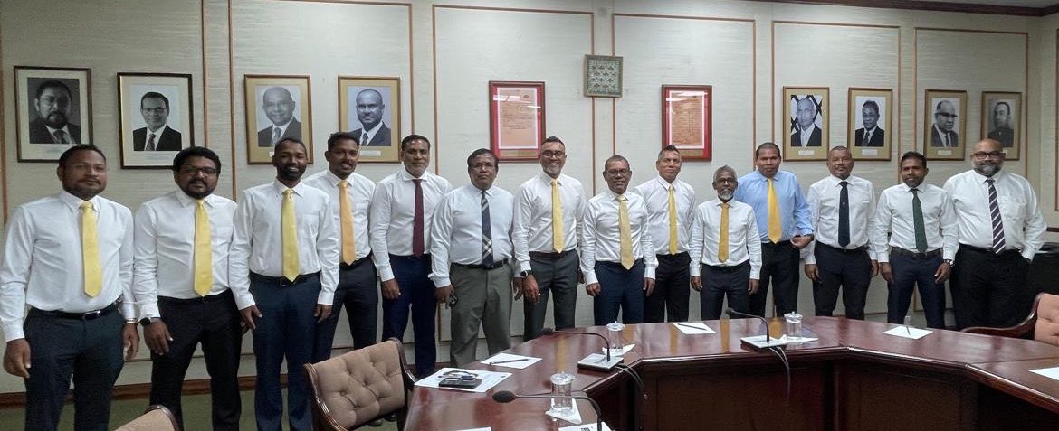 އެމްޑީޕީގެ ޕީޖީ ގްރޫޕުގެ މެންބަރުންނަށް ހިތްވަރު ދެއްވުމަށް ރައީސް ނަޝީދު ރައްޔިތުންގެ މަޖިލީހަށް