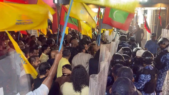 މަޖީދީމަގުގައި އެމްޑީޕީން ކުރިއަށްގެންދާ ދަތިވެއްޖެ މުޒާހަރާ ކުރިއަށް ނުދެވޭ ގޮތަށްފުލުހުން ހުއްޓުވައިފި