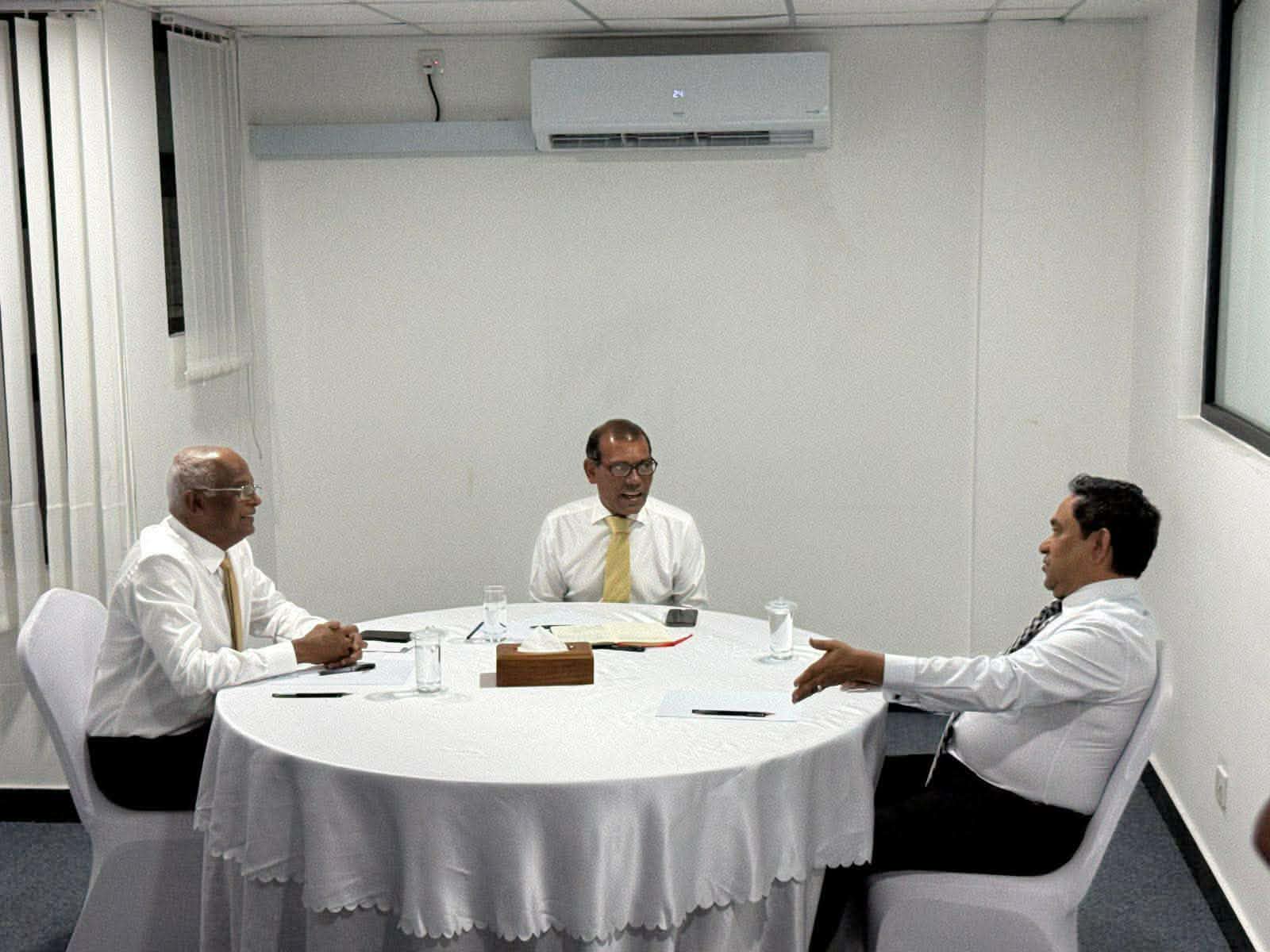 ތާރީޚީ ބައްދަލުވުމެއް: ޚިޔާލު ތަފާތުވުން އެއްފަރާތްކޮށް ތިން ރައީސުން އެއް މޭޒަކަށް!