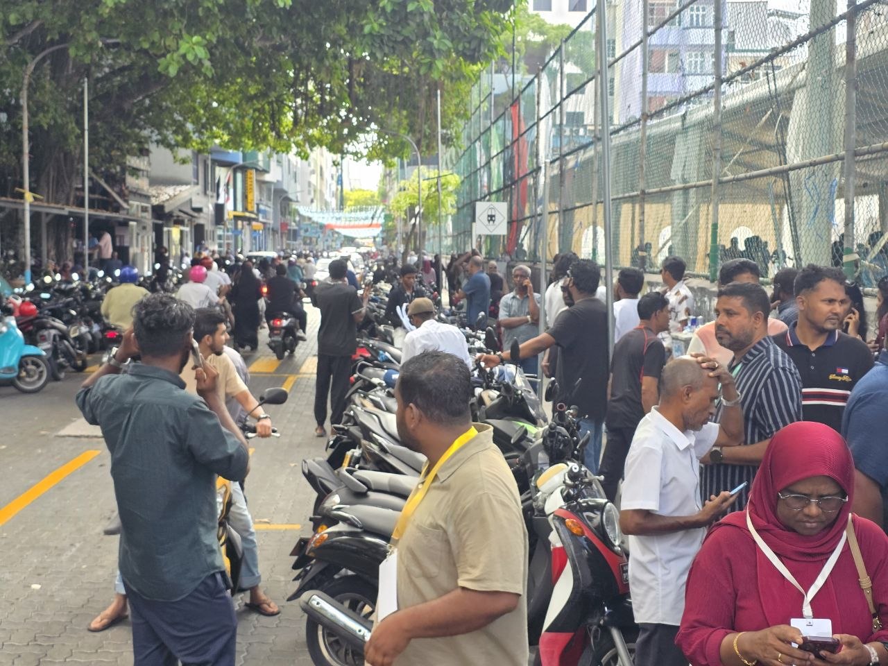 ހެނދުނު 11 އަކާ ހަމައަށް 1800 އަށްވުރެ ގިނަ މީހުން ވޯޓުލައިފި