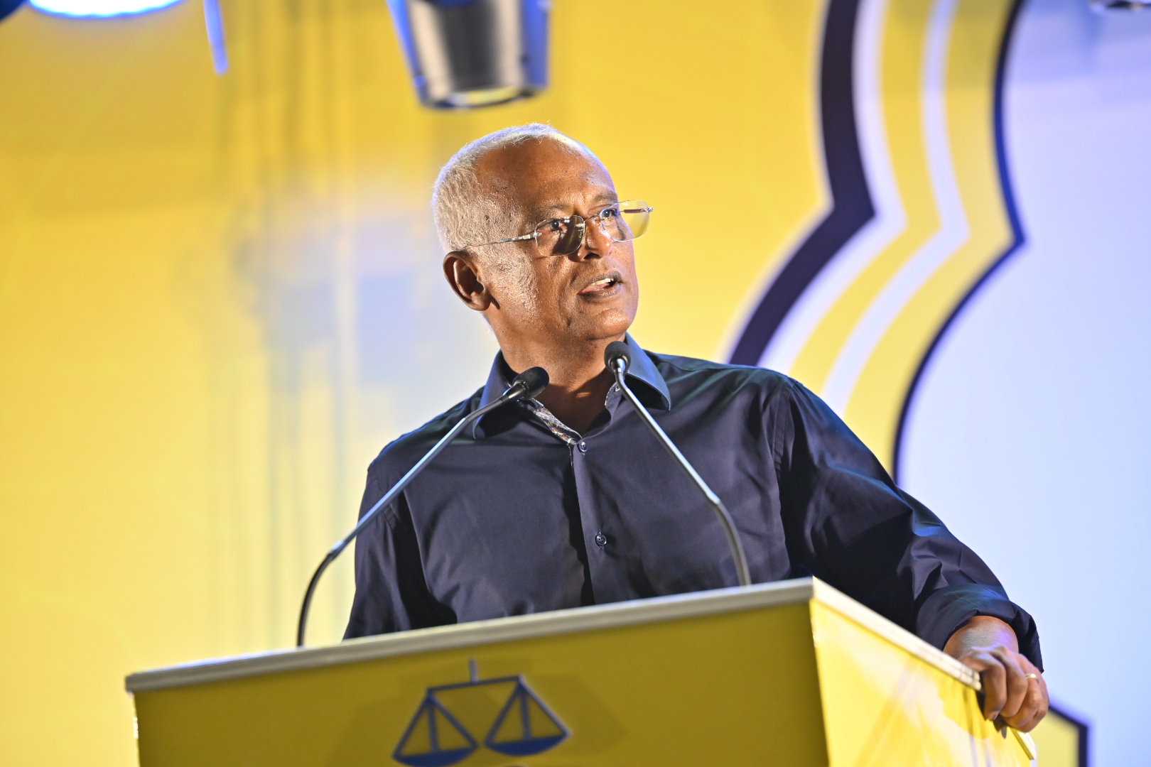 ސޯލިޙު ރައީސް މުޢިއްޒަށް: ފުށިދިއްގަރަށް ގެންދަން ނޫޅެ، މާލޭ ރައްޔިތުންނަށް ގޯއްޗާއި ފްލެޓް ހަވާލުކުރޭ