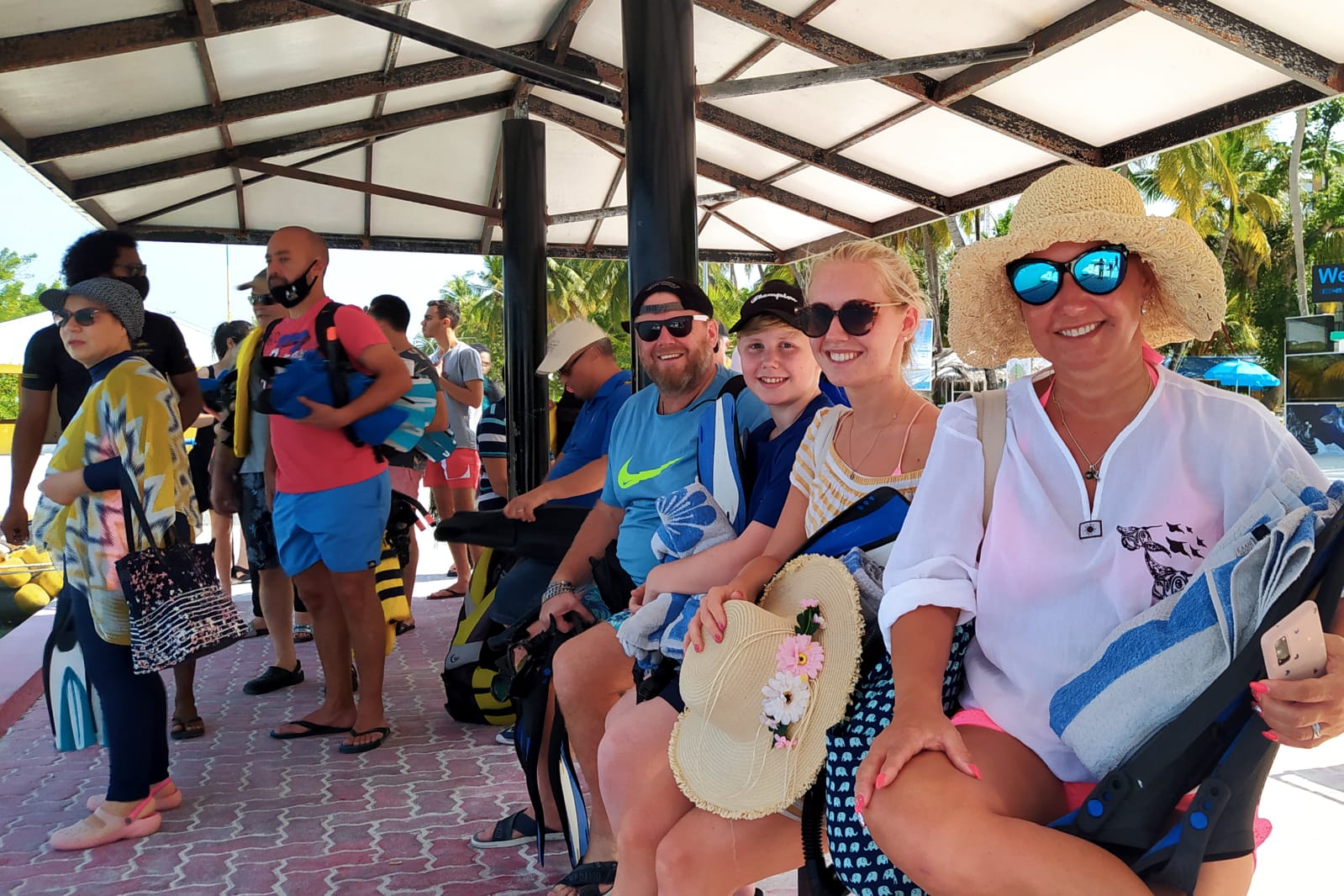 މާފުށީގައި ގެސްޓުންތަކެއް ސްނޯކްލިއަކަށް ދިޔުމަށް ތައްޔާރުވެގެން