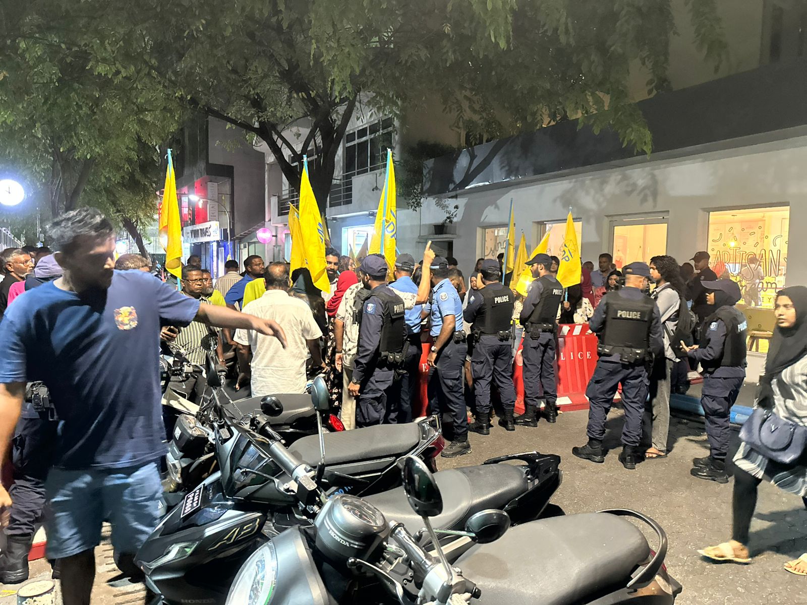 ރައީސް މުޢިއްޒުގެ އިސްތިއުފާ އަށް ގޮވާލައި އެމްޑީޕީއިން މުޒާހަރާއަށް ނިކުމެއްޖެ