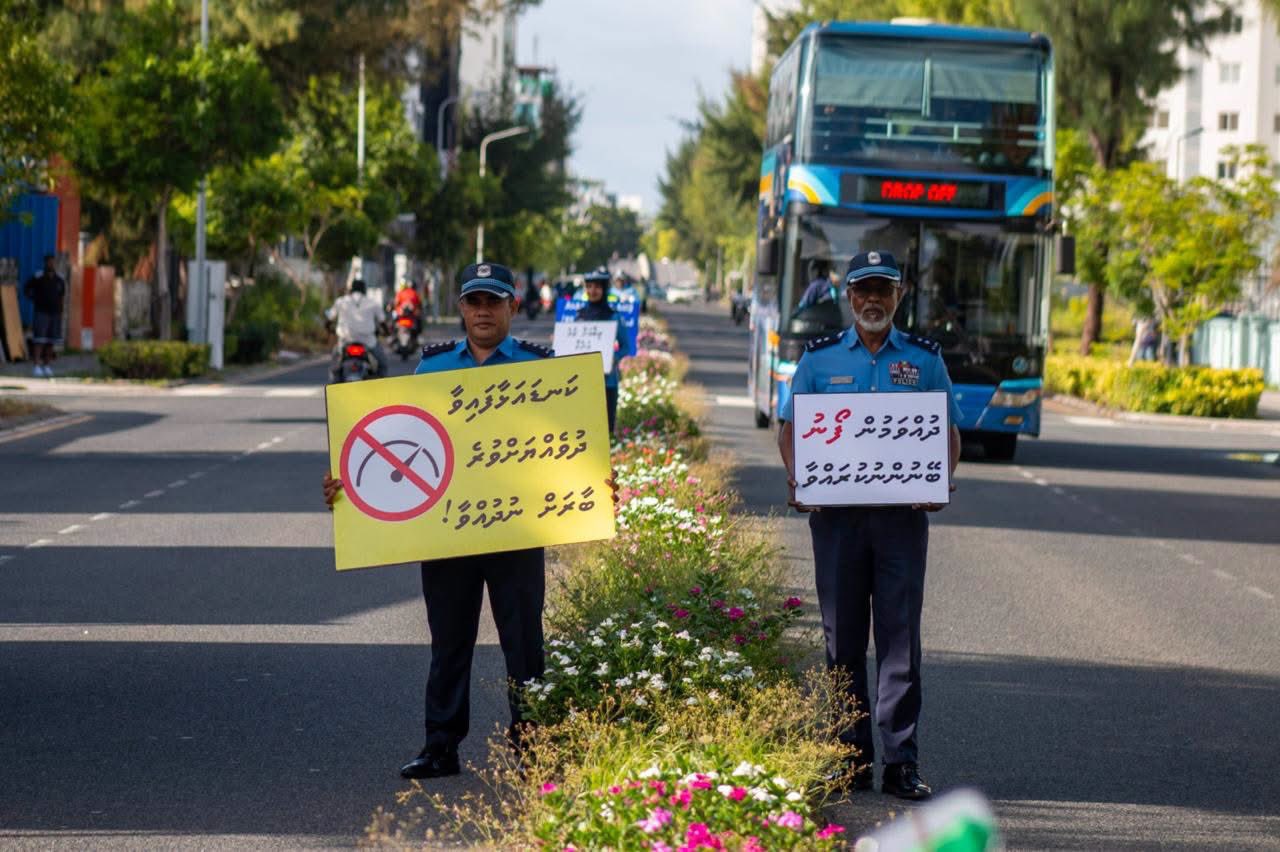 ބްރިޖު ހައިވޭގައި ހިނގި އެކްސިޑެންޓެއްގައި އަންހެނެއްގެ އަތް ބިނދި، 3 މީހަކަށް އަނިޔާވެއްޖެ