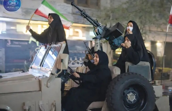 އިރާނު އަންހެނުންތަކެއް ޖެހިލުމެއް ނެތި މަގުތަކަށް ނިކުމެ ޕެޓްރޯލް ކުރަނީ!