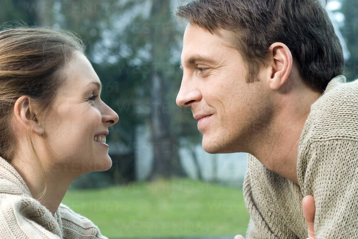 ބައިވެރިޔާއެކު އެކަކު އަނެކަކަށް ހަތަރުކަޅި ހަމަކޮށް ބަލައިލުމުން، އުފެދޭ މަތިވެރި ގުޅުން