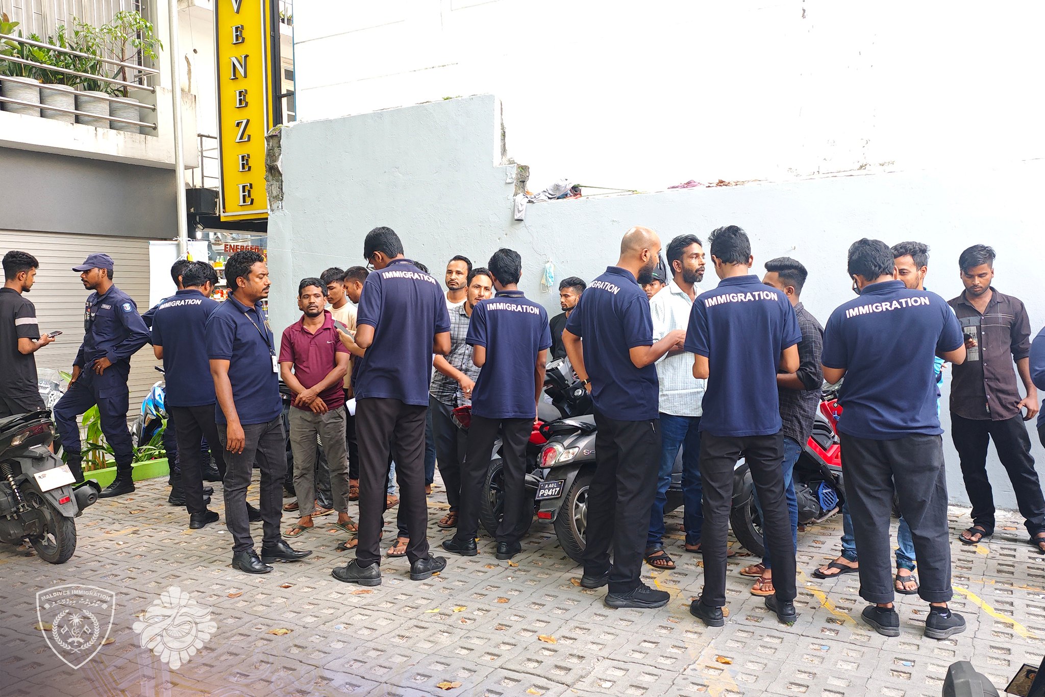 ޤަވާއިދާ ޚިލާފަށް އުޅެމުންދިޔަ 8000 އަށްވުރެ ގިނަ ބިދޭސީން ޑީޕޯޓް ކޮށްފި