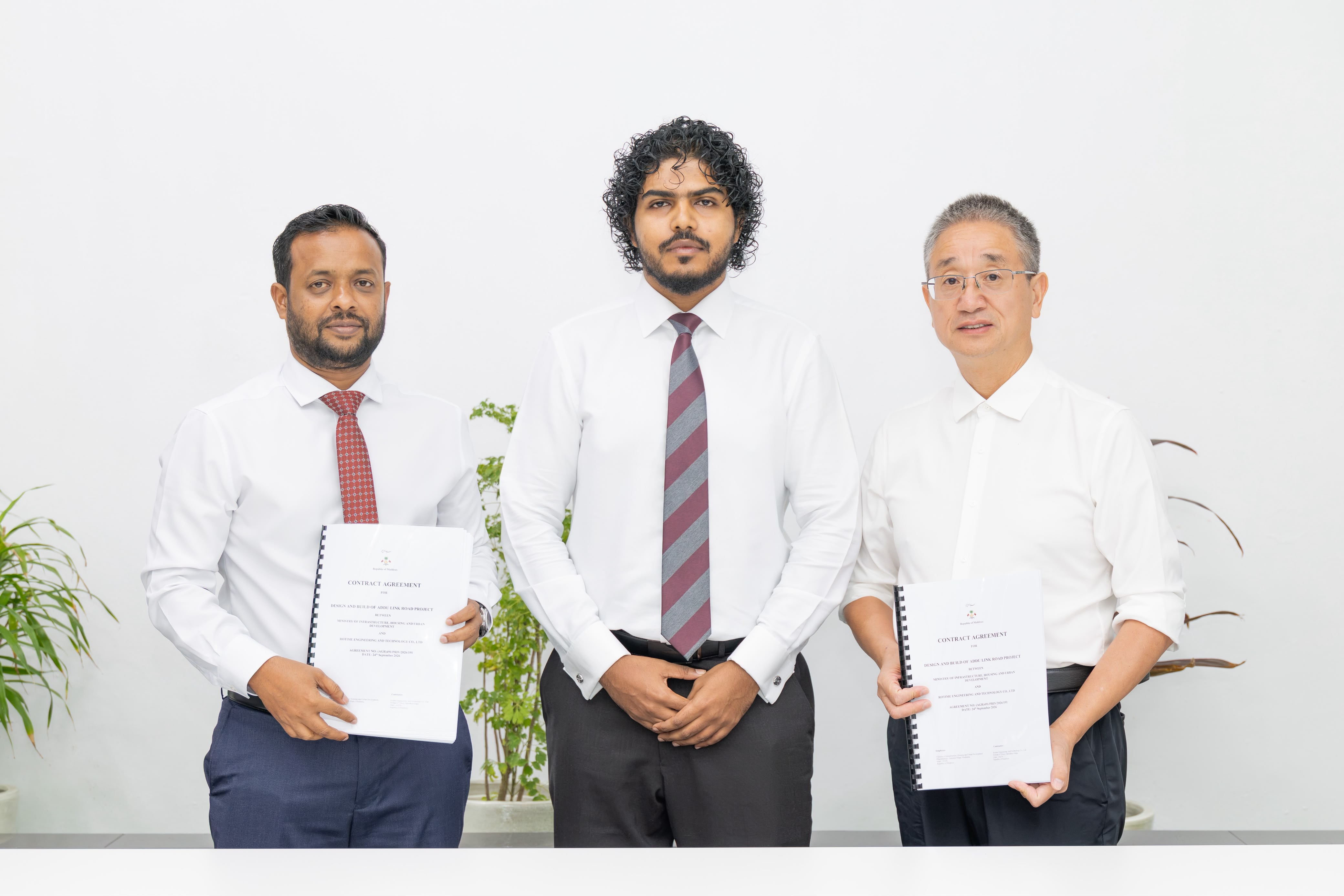އައްޑޫ ލިންކް ރޯޑް 4 ލޭނަށް ފުޅާކޮށް ޒަމާނީ ފެންވަރަށް ތަރައްޤީކުރުމުގެ އެއްބަސްވުމުގައި ސޮއިކޮށްފި