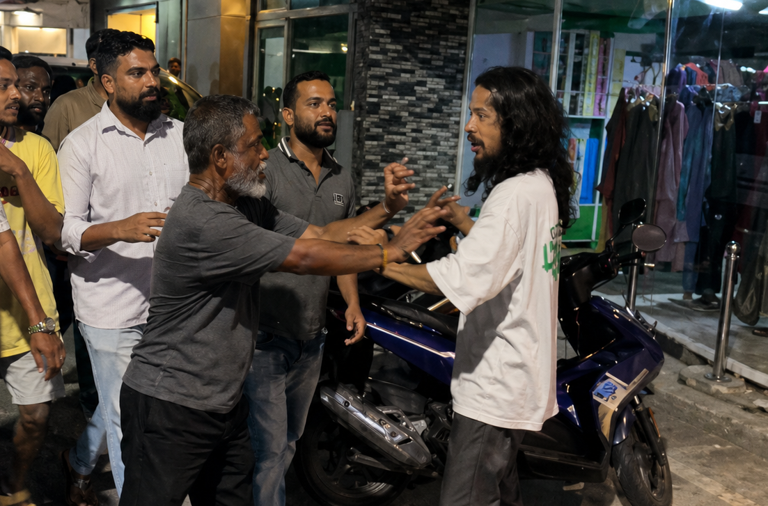 އާޒިމަށް ދިން ހަމަލާ: ހައްޔަރުކުރި މީހާ ބުނީ އާޒިމް ކައިރިއަށް ދިޔައީ ވާހަކަ ދައްކަން ކަމަށް