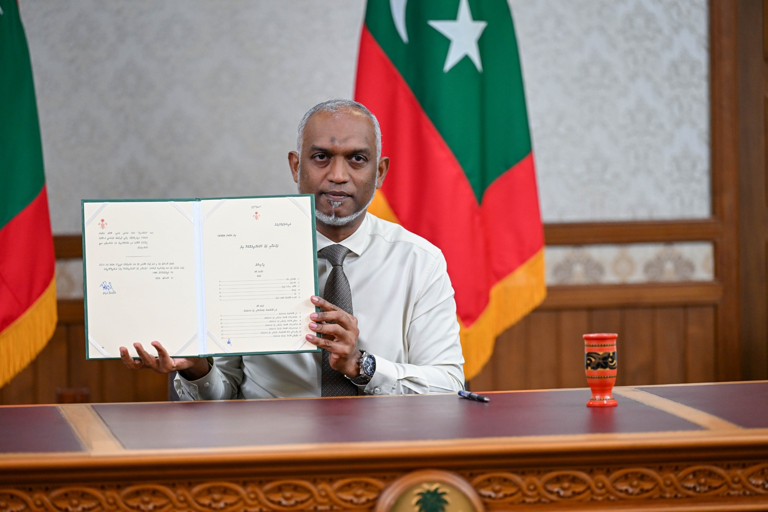 ފަޅުރަށްރަށާއި ފަޅުތައް ދޫކުރުމުގެ ފުރިހަމަ ބާރު ރައީސަށް ދޭ ބިލު ތަސްދީގުކުރައްވައިފި