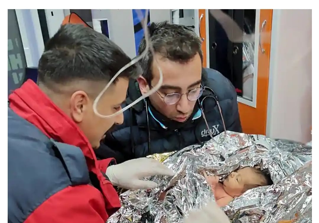 ބިން ހެލުމުގައި މަރުވި މީހުންގެ އަދަދު 23000 އަށް؛ މީހުން ހޯދުމުގެ މަސައްކަތް ކުރިއަށް