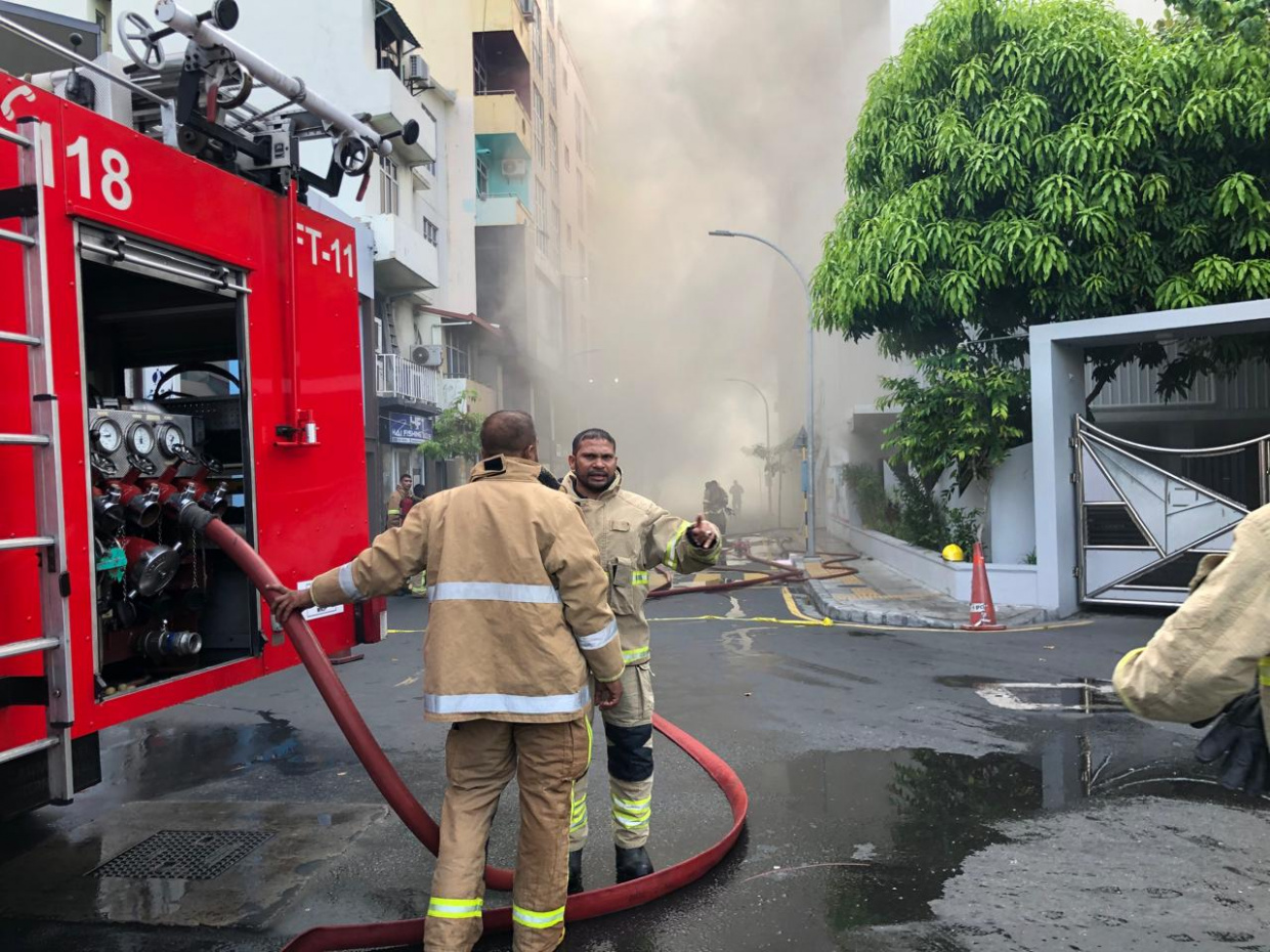 ތިން މިނިސްޓްރީ އެނދި ގްރީން ބިލްޑިން ބޮޑު އަލިފާނުގެ ހާދިސާ: ބަޔަކު ގަސްދުގައި ރޯކުރި ކަމަށް ނުބެލެވޭ