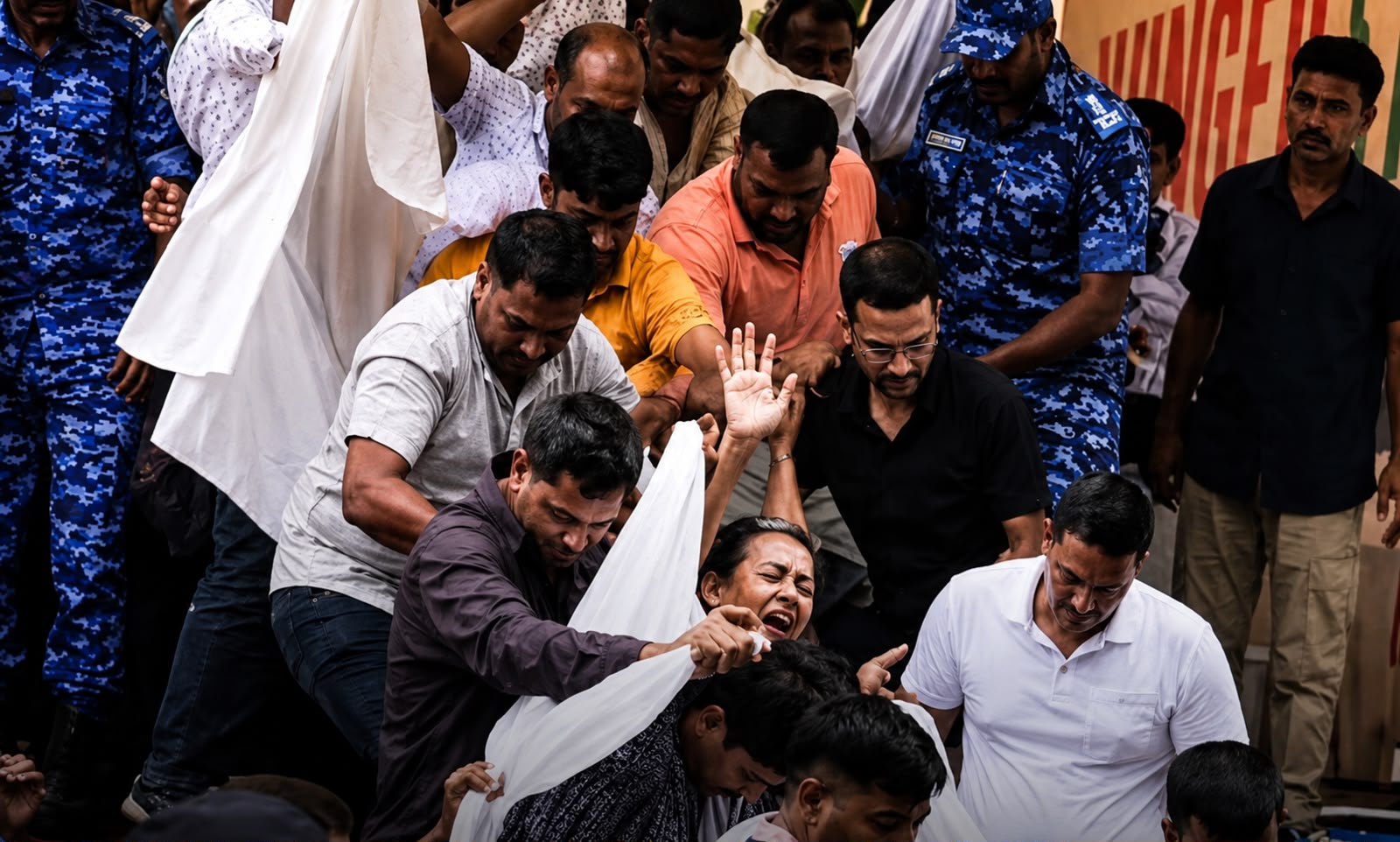 އިންޑިއާގެ އެކްޓިވިސްޓް ސޯނަމް ވަންގްޗުކް ނަގައިގަނެގެން ގެންދަނީ
