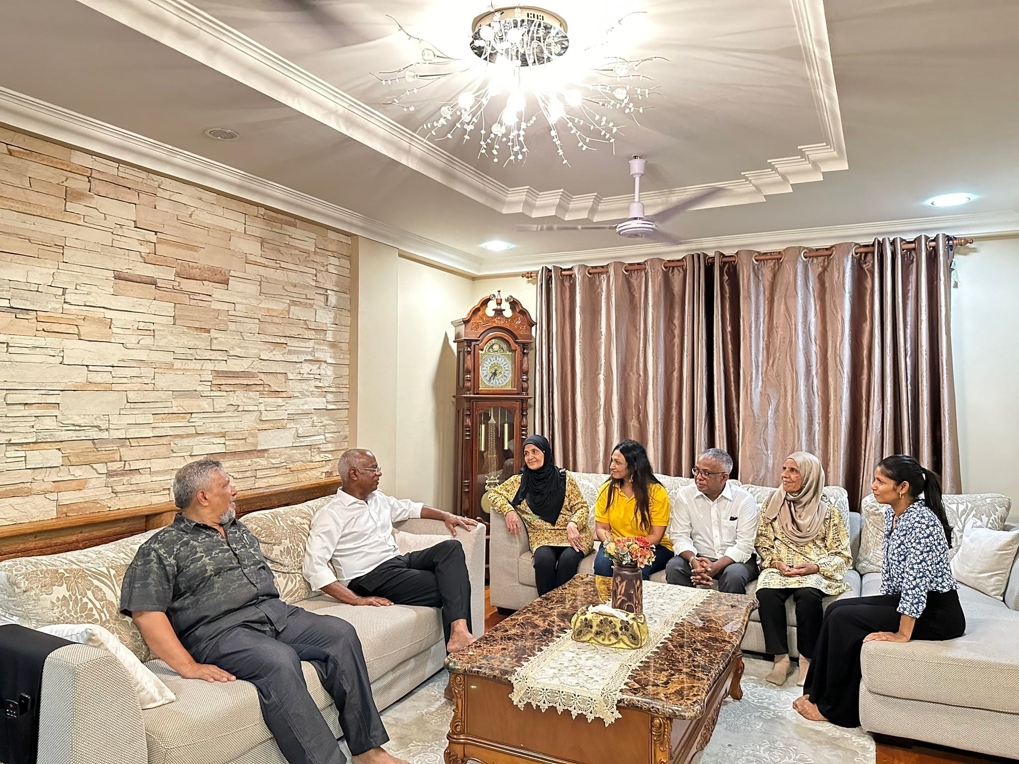 ރައީސް ސާލިހު ވަރުބަލިފުޅުކަމެއް ނެތި ދޮރުން ދޮރަށް ހިންގެވުމުގައި