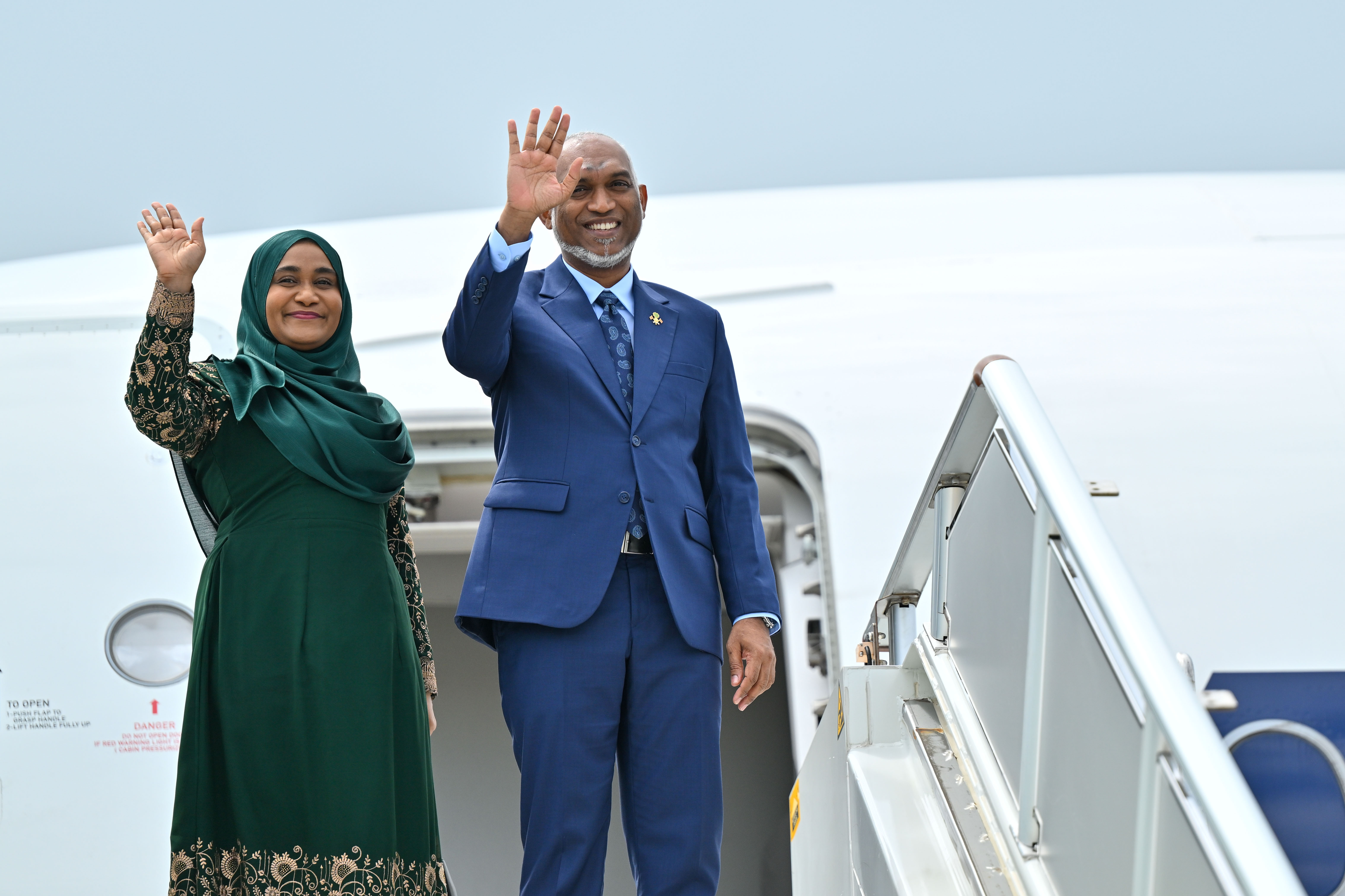 ރަސްމީ ދަތުރުފުޅެއްގައި ރައީސްގެ ދެކަނބަލުން ސިންގަޕޫރަށް