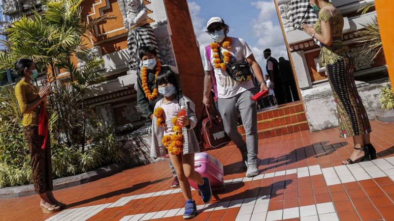 ކޮވިޑްގެ ރައްކާތެރިކަމުގެ ފިޔަވަޅުތަކާ ހިލާފުވި ފަތުރުވެރިން ބާލީން ޑީޕޯޓުކޮށްފި