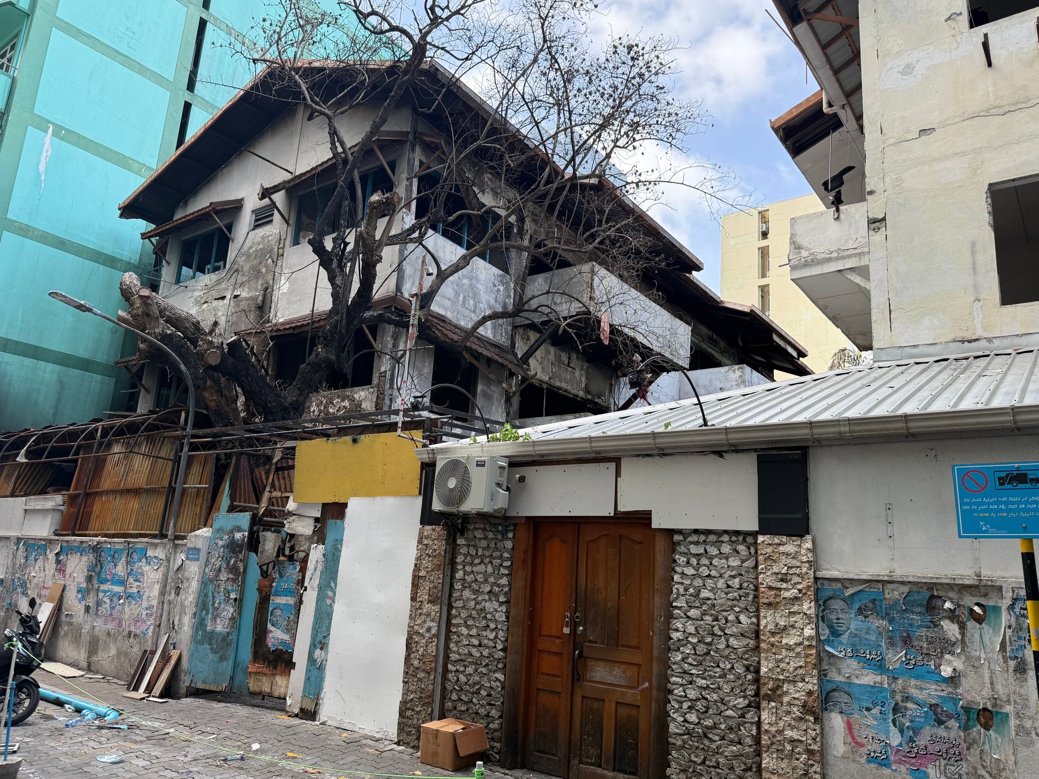 އާންމުންނަށް ނުރައްކާތެރި ތިން އިމާރާތެއް ތަޅާލަން ފަށައިފި؛ ޑްރަގު އައްޑާއެއް ހިމެނޭ