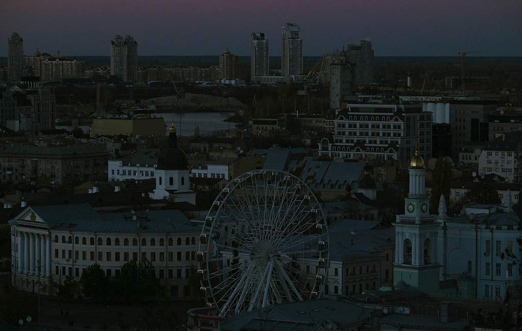 ހަމަލާތަކުން ލިބެމުންދާ ގެއްލުމުގެ ސަބަބުން ޔުކްރޭނުގެ ބޮޑުބައެއް ކަރަންޓުކެނޑި ކަނުއަނދިރީގައި