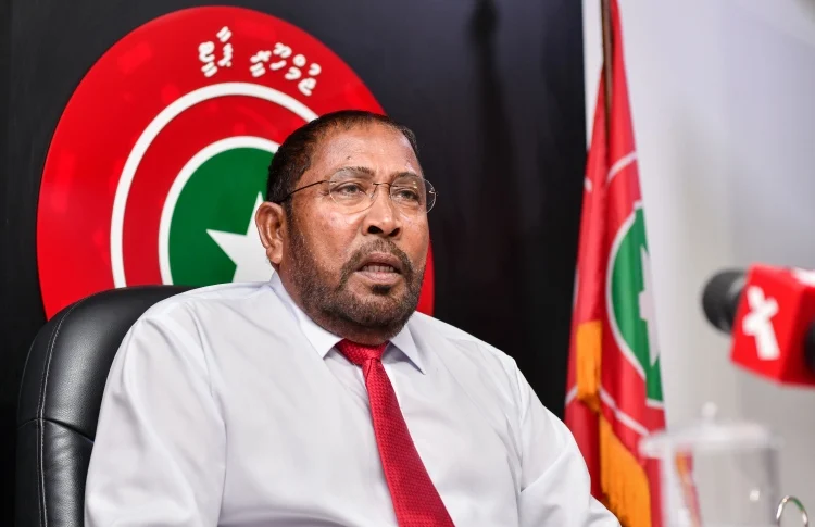ސަރވިސް ޗާޖް ޑޮލަރުން ނަގާފައި، ރުފިޔާއިން މުވައްޒަފުންނަށް ދީގެން ނުވާނެ: ޤާސިމް