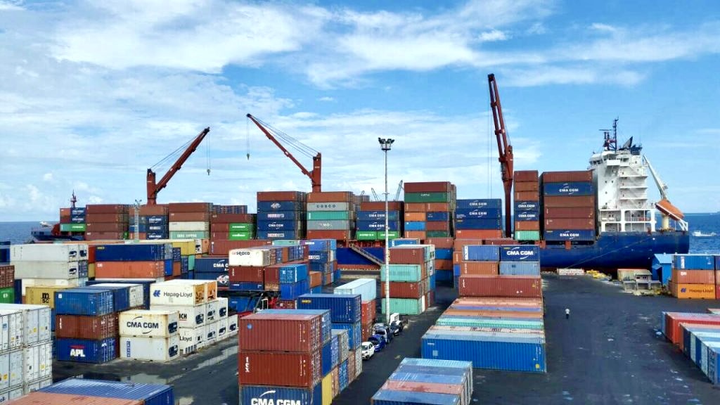 ބަނދަރުގެ މައްސަލަ ހައްލުނުވެ ދިގުލައިދާތީ ބޮޑެތި ޝިޕިން ލައިންތަކުން ފްރައިޓް ފީ ބޮޑުކޮށްފި