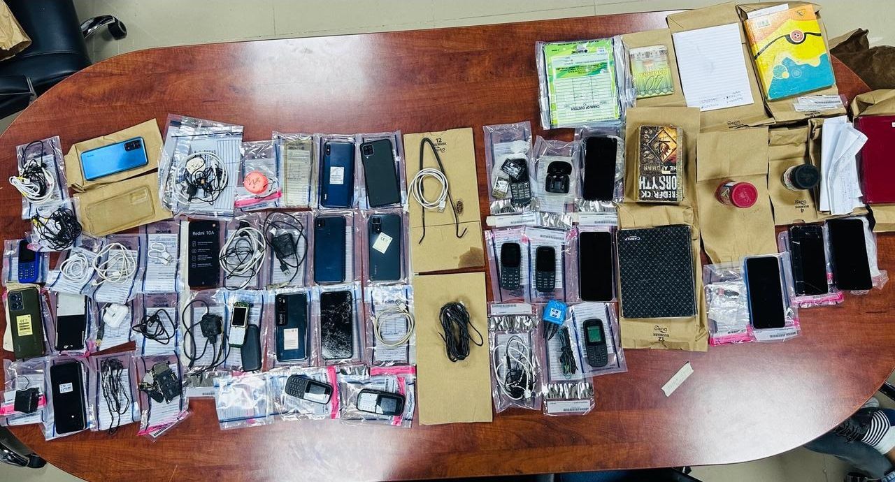 ބައި މިލިއަން ރުފިޔާގެ ސްކޭމާ ގުޅިގެން ޖަލުން 22 ފޯނު އަތުލައިގެންފި