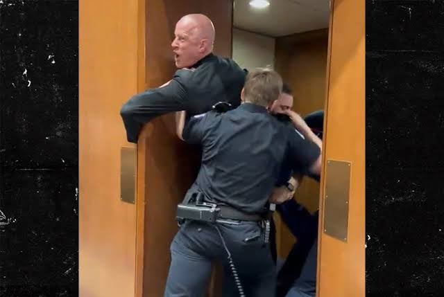 އީރާނާ ދެކޮޅަށް ކުރާ ހަނގުރާމައާ ދެކޮޅަށް ސެނެޓްގައި އިހުތިޖާޖުކުރި އެމެރިކާގެ ސިފައިންގެ މީހެއްގެ އަތް ބިންދާލައިފި