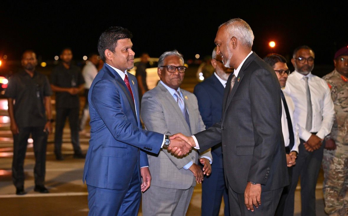ރައީސް މުޢިއްޒު ސިންގަޕޫރަށް ފުރާވަޑައިގެންފި