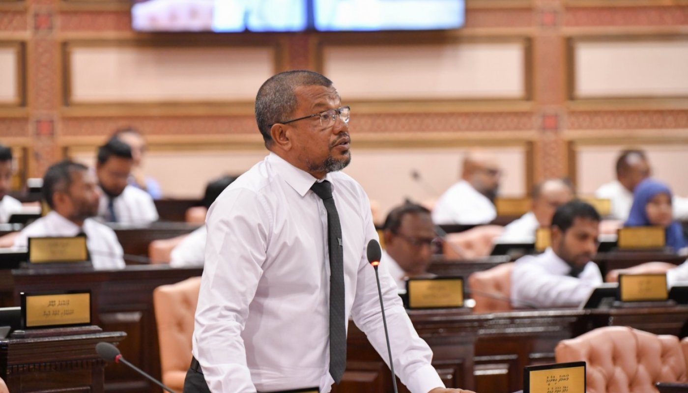 5 އަހަރު ވަންދެން ދިރިއުޅުމުގެ ޝަރުތު އުވާލައި، ފަސޭހައިން ރަށްވެހިކަން ބަދަލުކުރެވޭ ގޮތް ހަދަނީ