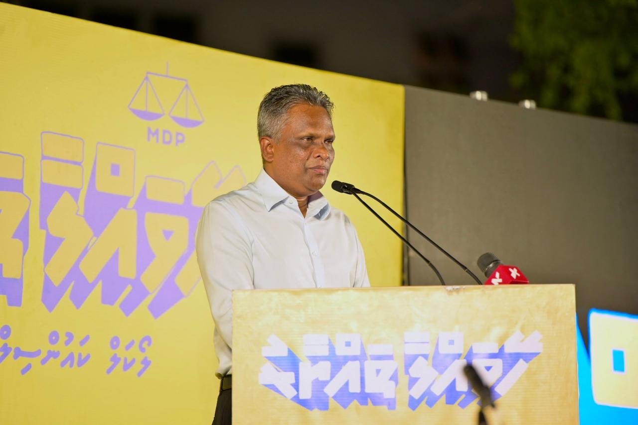 ސަރުކާރުން ރައްޔިތުން ބިކަކޮށްފި، އެމް.ޑީ.ޕީއަށް ނޫނީ ރައްޔިތުންގެ ޙައްޤުތަކެއް ނުހޯދައިދެވޭނެ: އާޒިމް