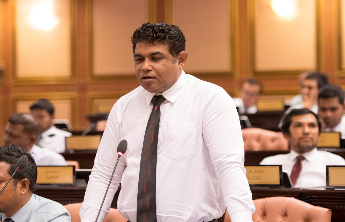 ފޯޅަވަހިން އިނގިރޭސިން ފައިބާނަމަ އަނބުރާ ލިބެންޖެހޭނީ ދިވެހިންނަށް: ބޮންޑާ