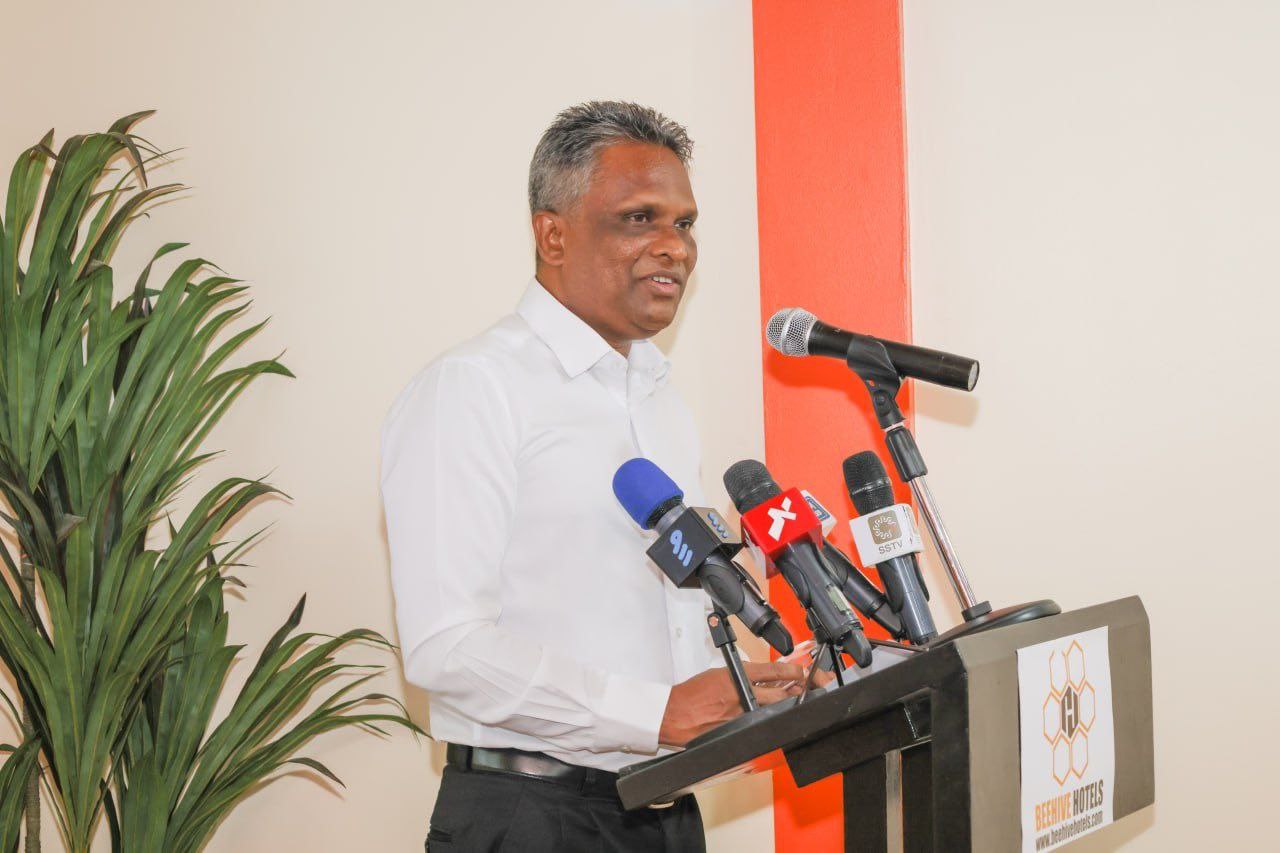 މާރުކޭޓުގައި ބިދޭސީން ގިނަވުމަކީ ދިވެހި ވިޔަފާރިވެރިންގެ ބޮޑު ކަންބޮޑުވުމެއް: މޭޔަރު އާޒިމް