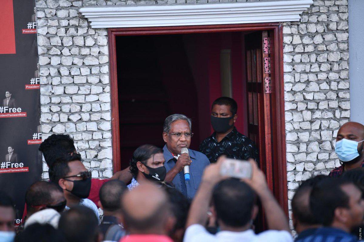 ރައީސް ވަހީދު އިނާޔަތް ނަންގަވައިގެން މުޒާހަރާ ކުރެއްވުމުން ރޮޒައިނާއާއި އިންތިގެ ފާާޑުވިދާޅުވުން