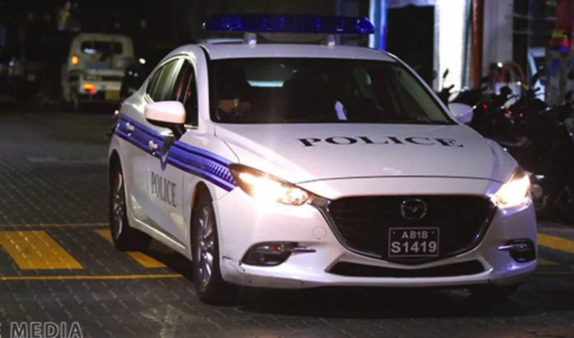 ގޯޅިގަނޑެއްގެ ތެރޭގައި ހަބަރު ހުސްވެފައި އޮތް ޒުވާނަކަށް ފަރުވާ ދެނީ