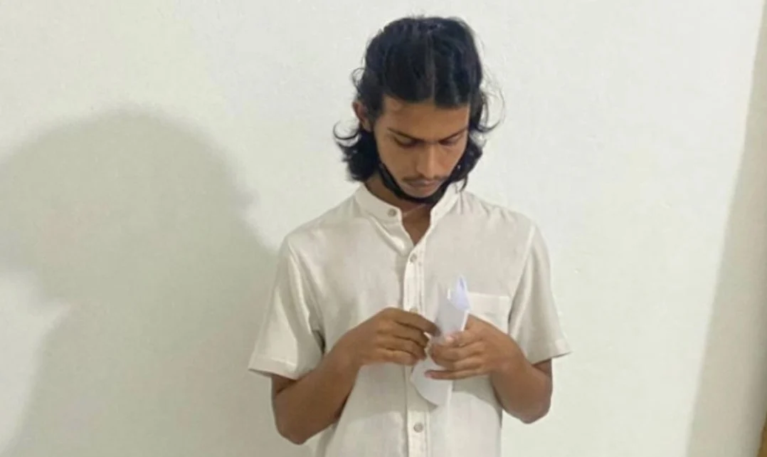 އެއް ޖިންސުން ގުޅުންހިންގި ކަމަށް އިއުތިރާފުވެ ފުލުސްމީހާ މާފަށް އެދިއްޖެ