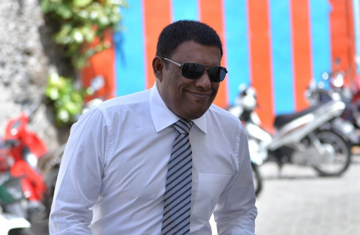 ރައީސްގެ މޫނުފުޅަށް ކުޅު ޖަހަން ގޮވާލި މައްސަލައިގައި މުސްތަފާ ފުލުހަށް ހާޒިރުވާން އަންގައިފި