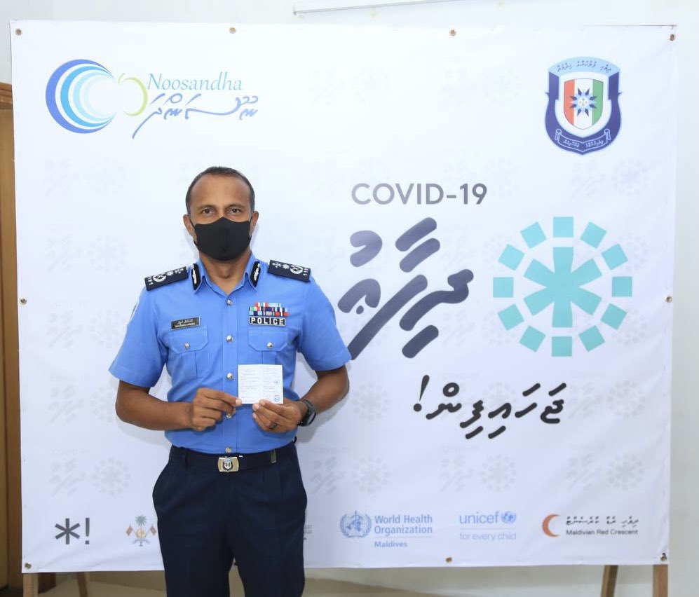 ވެކްސިންގެ ދެޑޯޒް ޖައްސަވާފައިވާ ކޮމިޝަނަރ އޮފް ޕޮލިސް ކޯވިޑަށް ޕޮޒިޓިވްވެއްޖެ