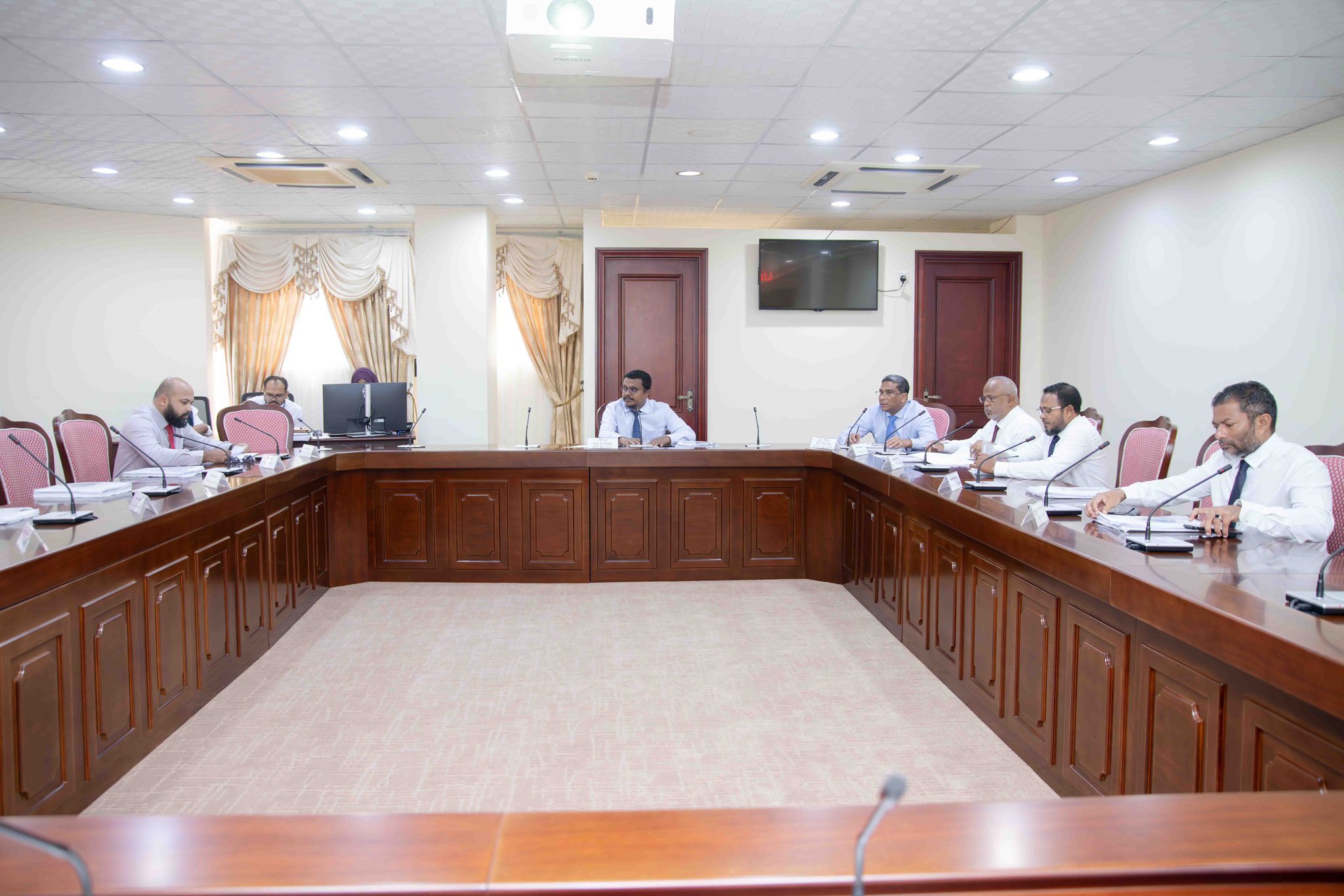 ބޭރުގެ ކޮންޓްރެކްޓަރުންގެ ވިތުހޯލްޑިން ޓެކްސް ބޮޑުކުރާބިލް ބަލައިގަނެ ކޮމިޓީއަށް