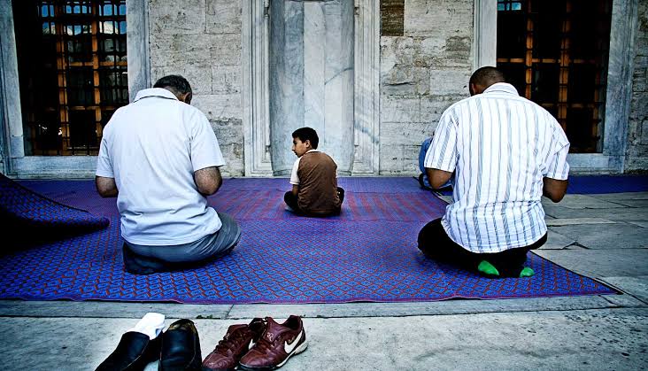 ފިރިހެނުން މިސްކިތަށް ނުގޮސް ގޭގައި ނަމާދުކުރުން: ދީނީގޮތުން އޮތް ޙުކުމަކީ ކޮބާ؟