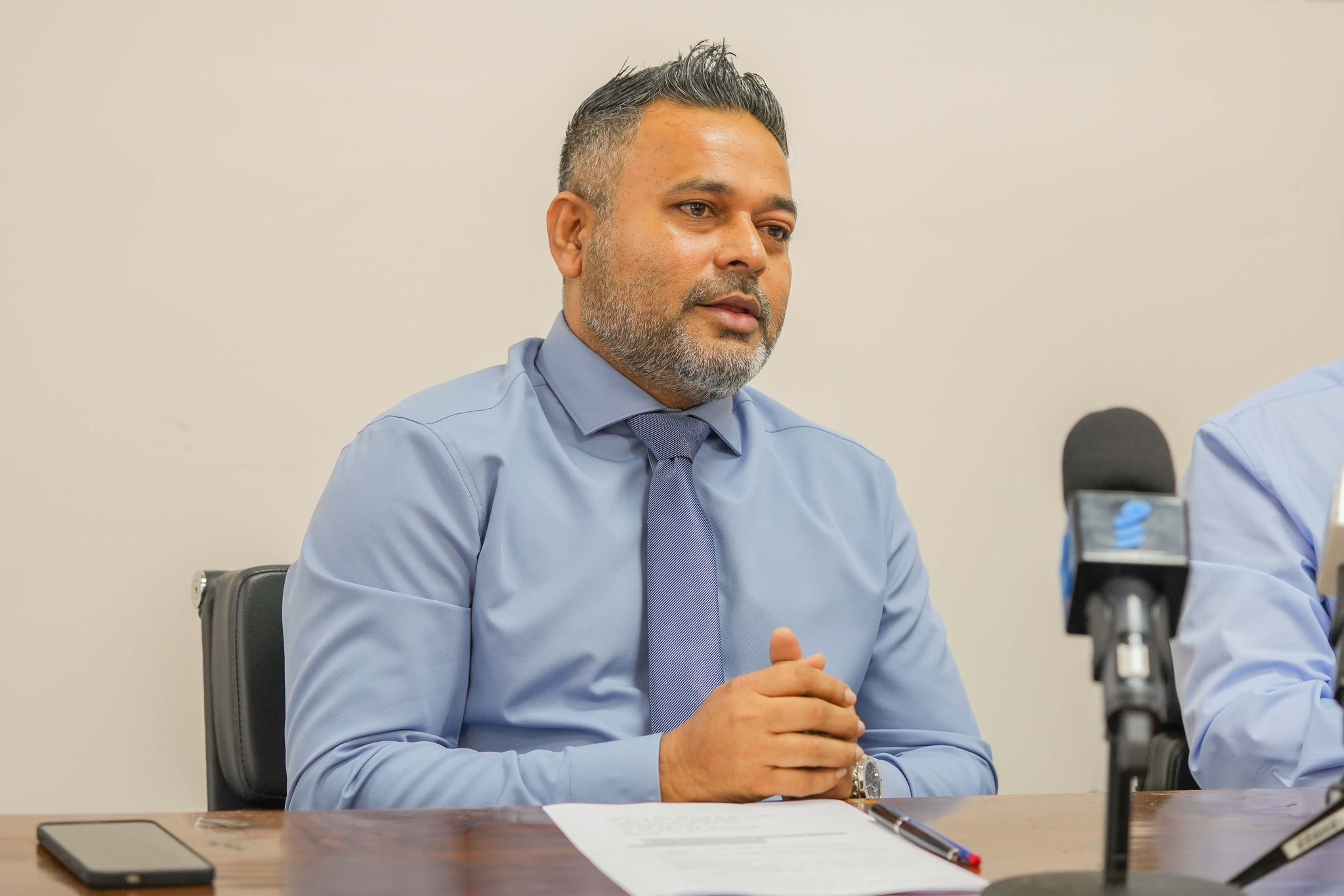 ޝިޔާމްގެ ރައްދު ޝާހިދަށް: ތިޔައުޅެނީ ޕާޓީތެރޭގައި ކޯޅުން ގިނަވެ ދައްކާނެ ވާހަކައެއް ނެތިގެން