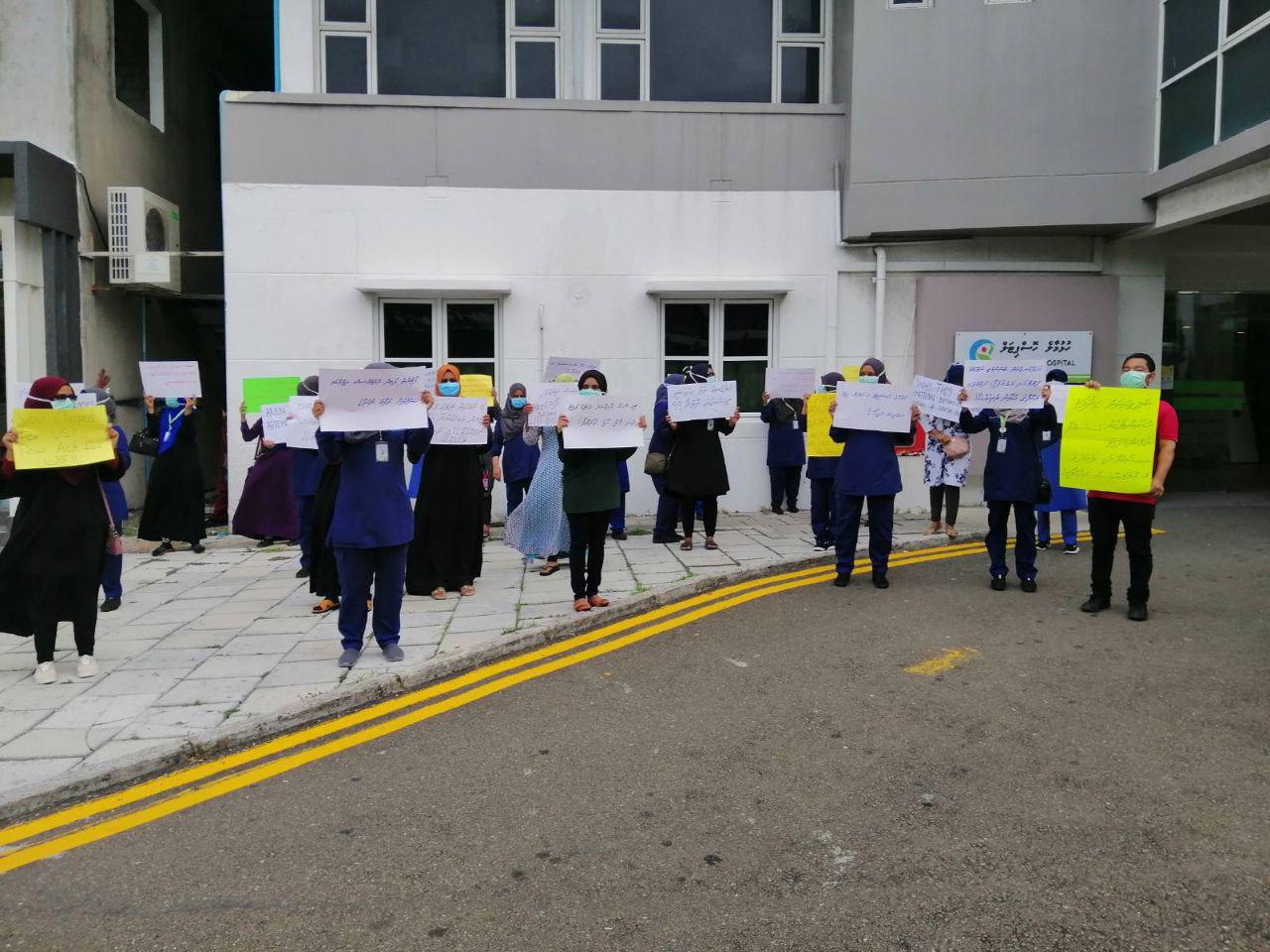 ކޮވިޑް-19: ހަމަހަމަ ކަމާއެކު އެލަވަންސް ނުލިބޭތީ ހުޅުމާލޭގައި ނަރުހުން މުޒާހަރާކޮށްފި