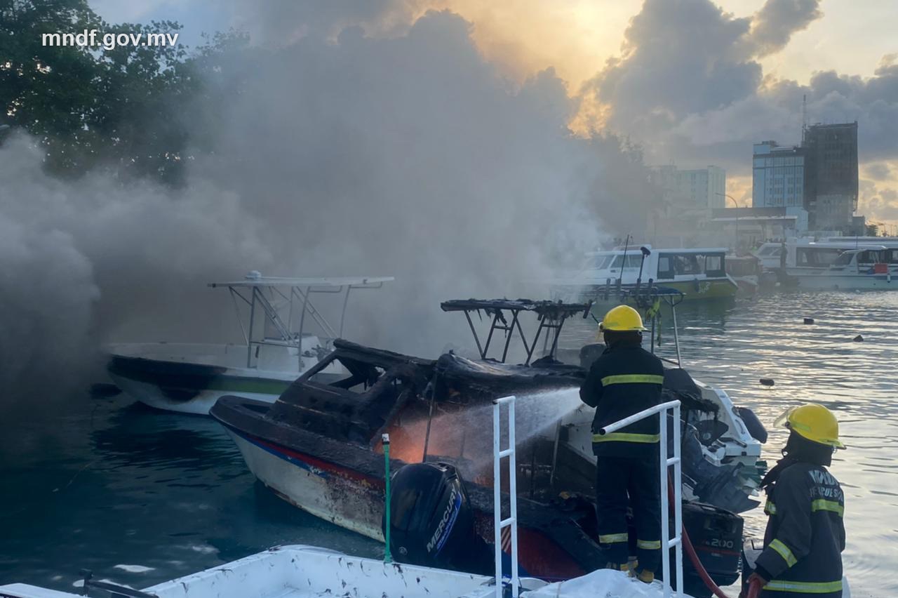 ބުރާސްފަތިދުވަހު ރޯވި ލޯންޗްތަކުގެ ތެރޭގައި ބޮންގޮއްވި މީހުންނާއެކު ހިފެހެއްޓި ލޯންޗް ނުހިމެނޭ