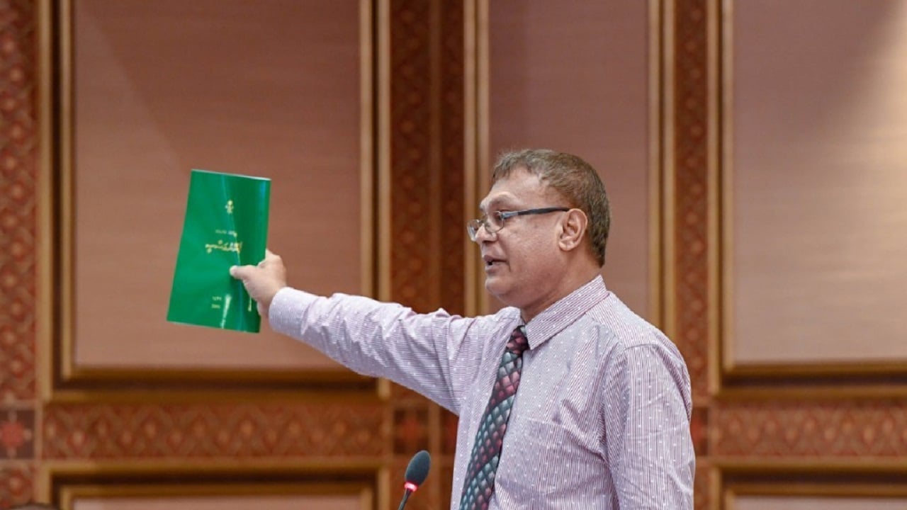 މަރަދޫ ދާއިރާގެ މެމްބަރު އިބްރާހިމް ޝަރީފް މަޖިލީހުގެ ތަޅުމުން ނެރެފި