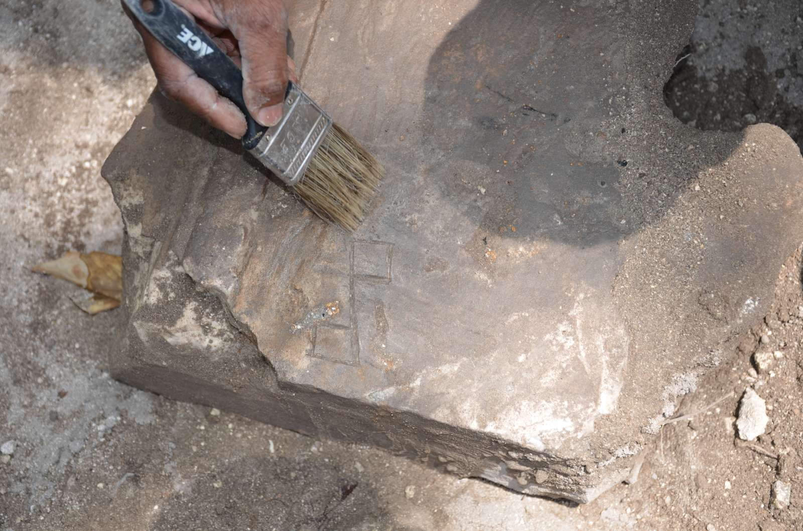 ޛިކުރާ މިސްކިތް ހުރި ތަނުން އާސާރީ ތަކެތި؛ ކޮންއެއްޗެއްކަން ދެނެގަނެވިއްޖެ!