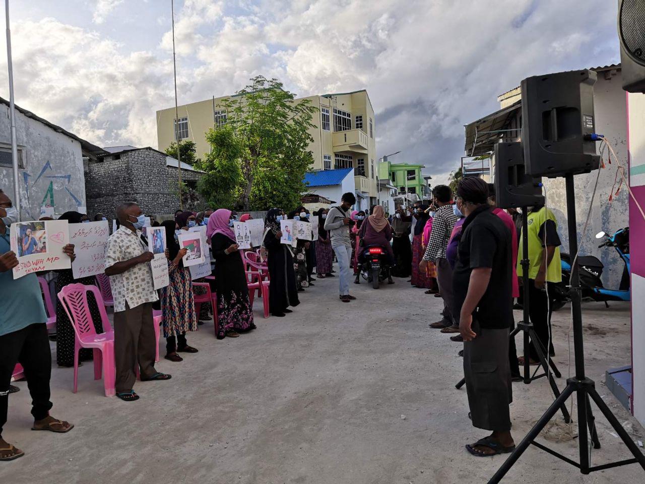 ކޯވިޑް-19: އެއްވެ އުޅެވޭނީ ތިން މީހުންނަށް؛ އެންގުމާ ޚިލާފަށް އެއްވުންތައް ރާވަމުންދޭ- ފުލުހުން