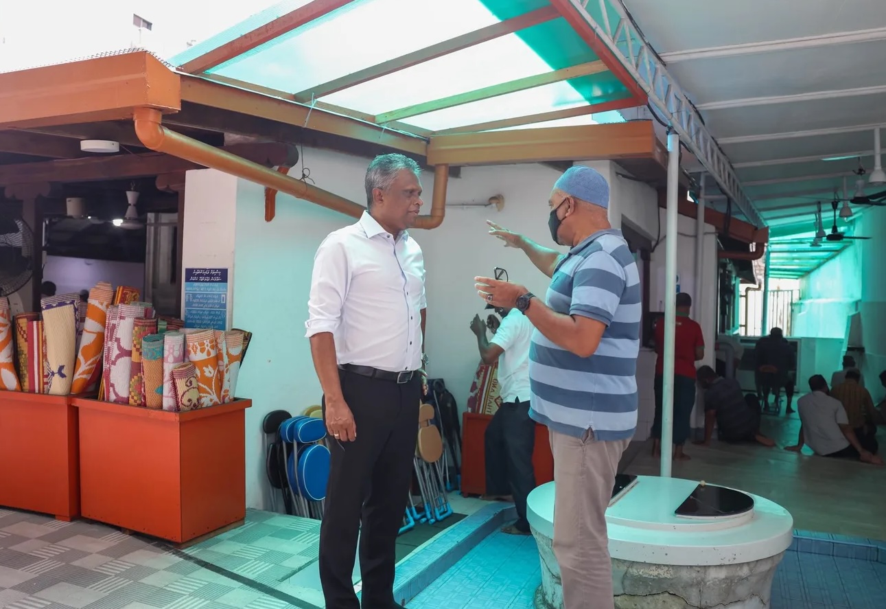 މިސްކިތްތަކުން ވައްކަންކުރާ މީހުންނަށް ހައްޤު އަދަބު ދިނުމަށް މޭޔަރ ޢާޒިމް ގޮވާލައްވައިފި
