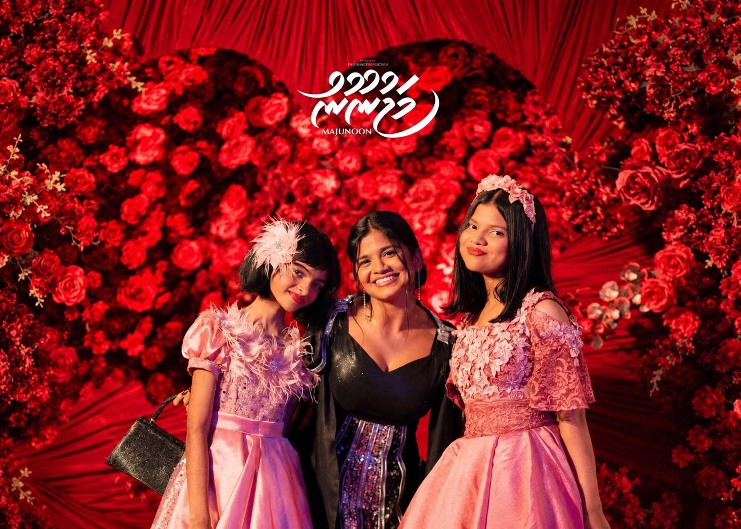 މަޖުނޫނު ފިލްމުގެ ޝޯތަކަށް ބާރުބޮޑުވެ، ހުކުރު ދުވަހުގެ މެންދުރުފަހަށް އިތުރު ޝޯއެއް ހުޅުވާލައިފި
